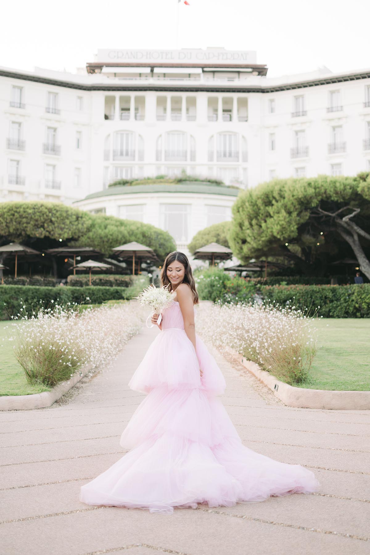 Mariée dans l’allée du Grand-Hôtel du Cap-Ferrat